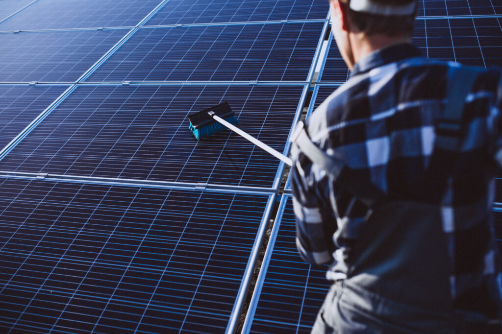 Manutenção e limpeza de painéis solares: como evitar a perda de até 25% na geração de energia