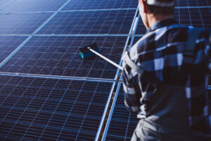 Manutenção e limpeza de painéis solares: como evitar a perda de até 25% na geração de energia
